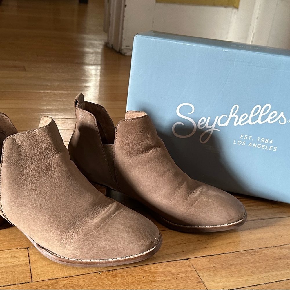 Seychelles Offstage Womens size 8 Cut Out Ankle Boots Booties Suede Leather